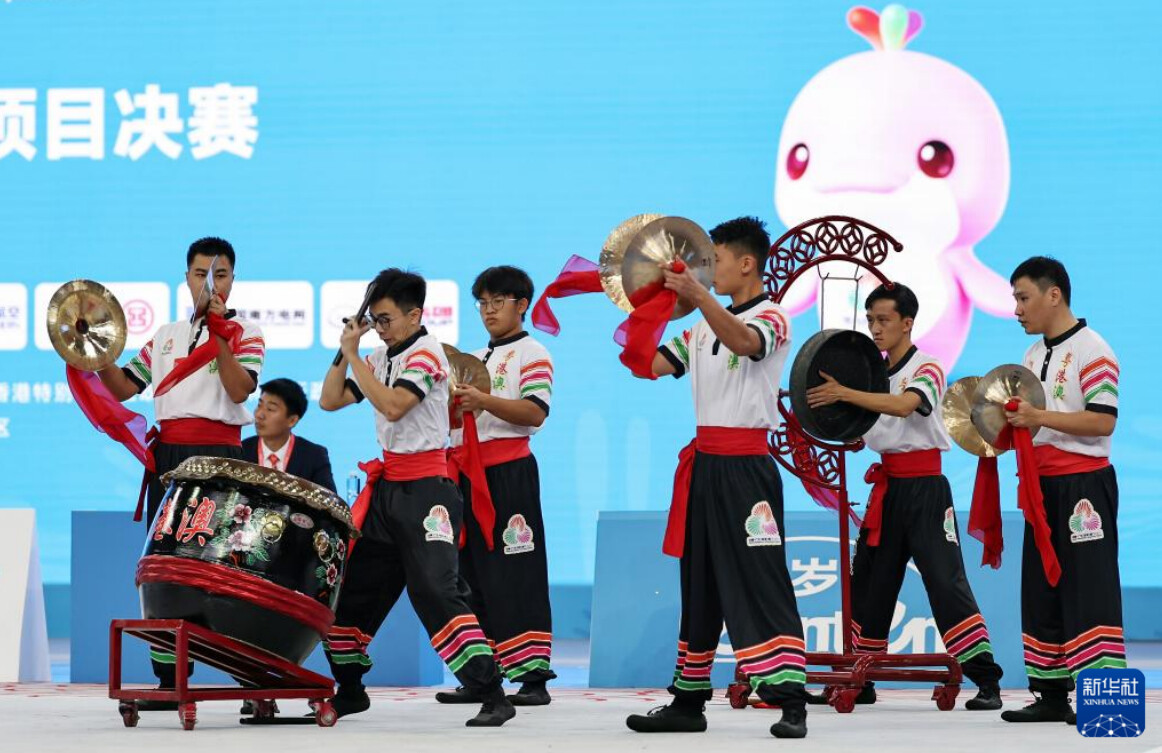 2025年11月11日,粤港澳联队在十五运会群众展演舞龙舞狮南狮自选项目决赛中。最终,粤港澳联队获得一等奖。(图源:新华社)