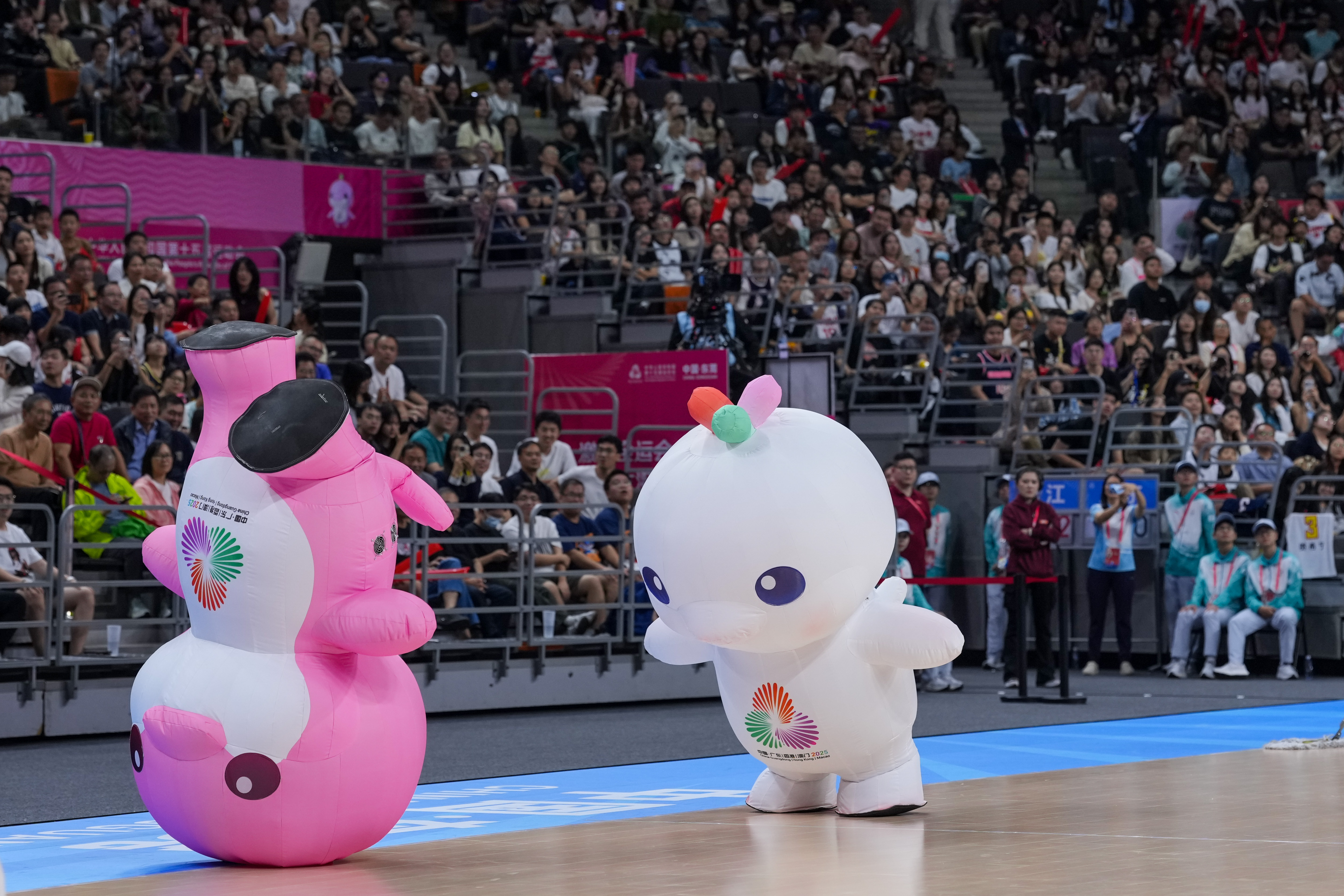十五运会赛场上,“喜洋洋”“乐融融”人偶的生动演绎令观众们印象深刻。图源:新华社
